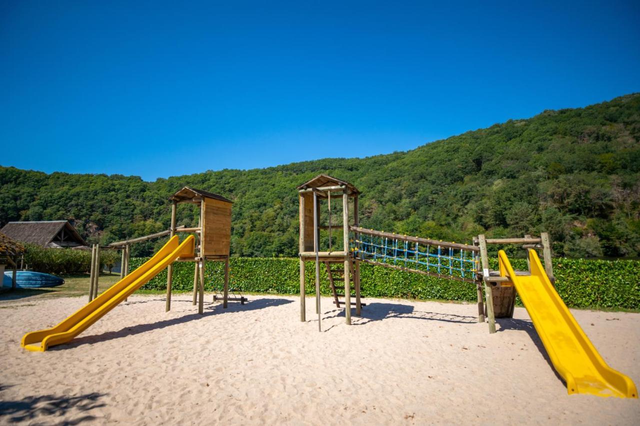 Camping Le Chateau Du Gibanel Saint-Martial-Entraygues 外观 照片